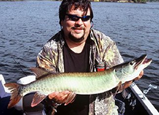 Muskyfischen auf der Jagd & Hund