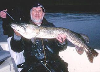 Blinder Hecht mit 122 Zentimetern