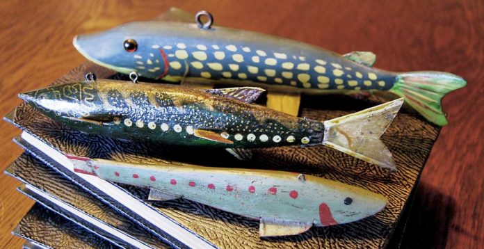 Decoys sind hölzerne Lockfische aus Amerika. Heute sind die aufwändigen Schnitzereien begehrte Sammlerobjekte.
