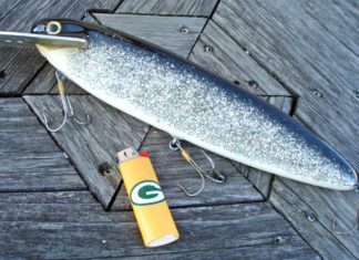 Hechtköder aus den USA, Teil 2 Meisterwerk aus Zedernholz: Der Supernatural Big Bait lässt sich in unterschiedlichen Tiefen anbieten. Die drei Rasterpositionen der Schaufel machen‘s möglich.