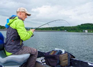 Angeln mit dem Echolot Der Blick auf das Sidescan-Echolot verrät: Ja, das war tatsächlich ein Hecht, der gerade neben dem Boot angezeigt wurde. Jetzt kämpft er an der Rute.