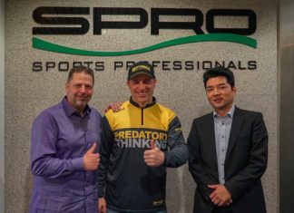 Jan Pusch wird SPRO-Teamangler Von links: Verkaufsleiter Markus Brill Heck, Jan Pusch und SPRO-Geschäftsführer Yoshitaka Yamaguchi.