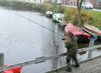 Hecht: Wann schlägt man an? Moni Koch unter Druck: Ihr Anhieb hat gesessen. Im Drill muss die Schnur immer unter Spannung gehalten werden.