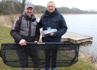 Zebco unterstützt dänisches Forschungsprojekt Guido Skorsetz (links) überreicht Jesper Erharden Waage, Messmatte und Pike Cradle.