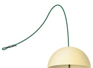 Pingpong-Vorfach Ein halber Tischtennisball verhindert, dass der Haken beim Einholen Kraut einsammelt oder hängen bleibt. Zeichnung: U. Koch