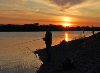 Nacht-Attacken Die Nacht ist hereingebrochen, jetzt kann der Angler jederzeit mit einem Biss rechnen.