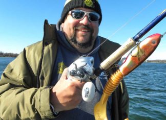 Heiße US-Köder Uwe Pinnau beim Krafttraining mit dem 400 Gramm schweren Hardhead Magnum.