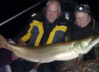 Fisch des Lebens Musky-Legende Larry Ramsell (rechts) freut sich über den größten Musky seines Lebens: 145,4 Zentimeter und 24,675 Kilogramm.