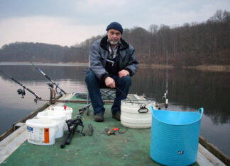 Angelplattformen für die Feldberger Seen Wulf-Dietrich Becker von "Ferien beim Angler" beim Hechtangeln auf einer der Angelplattformen. Diese können auch mit einem Geländer ausgestattet werden.