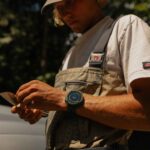 Nicht nur für Fliegenfischer: GPS-Outdoor-Uhr für den harten Einsatz an und im Wasser. Bild: Coros/Cameron Strand