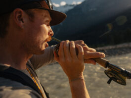Beim Angeln Gedanken und Erinnerungen festhalten - mit der Coros Nomad. Bild: Coros/Cameron Strand