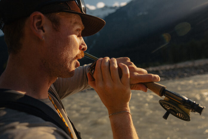 Beim Angeln Gedanken und Erinnerungen festhalten - mit der Coros Nomad. Bild: Coros/Cameron Strand Beim Angeln Gedanken und Erinnerungen festhalten - mit der Coros Nomad. Bild: Coros/Cameron Strand