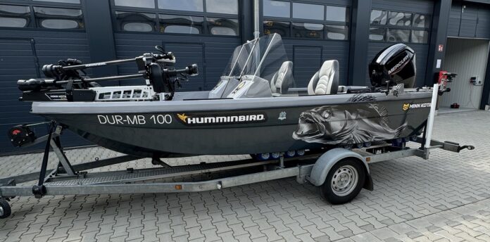 Dieses Angelboot wurde in Krefeld-Hüls aus einer Lagerhalle gestohlen. Bild: Polizeipräsidium Krefeld